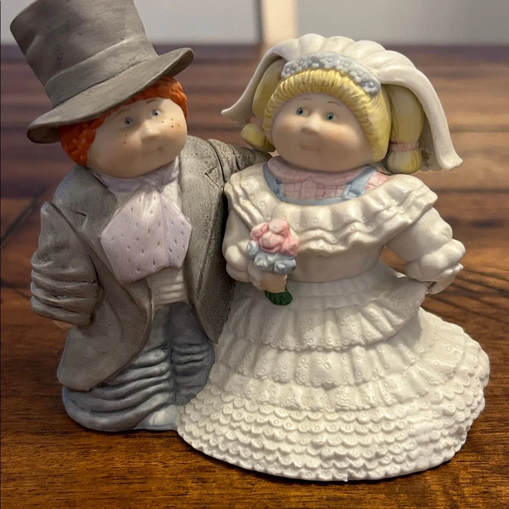 1984 Vintage Cabbage Patch KidsCharming Wedding Couple Figurine - White and Gray
